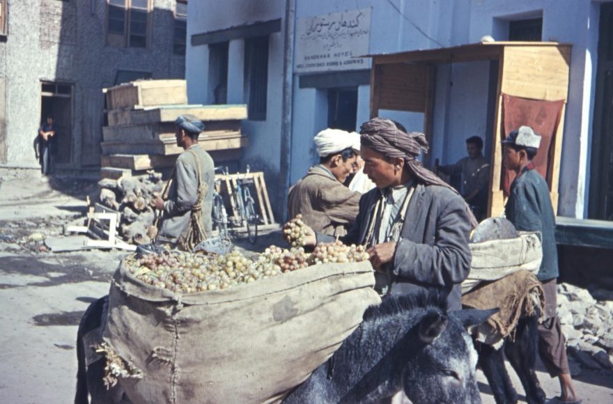 Před prodejem na bazaru je třeba zboží ještě zkontrolovat, Afghánistán