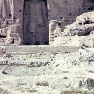 Socha jednoho z Buddhů, shlížejících do údolí Bamiánu, Afghánistán