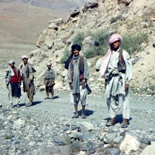 Vypadají jako bandité, ale tihle hodní kluci nám ukázali bezpečné horské stezky, Afghánistán