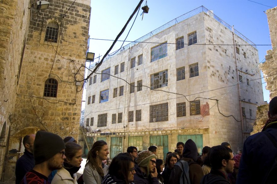 I přes to všechno do Hebronu jezdí turisté