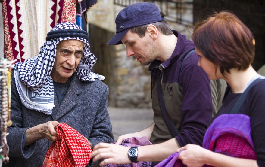 Domy Izraelců jsou přímo nad arabským tržištěm