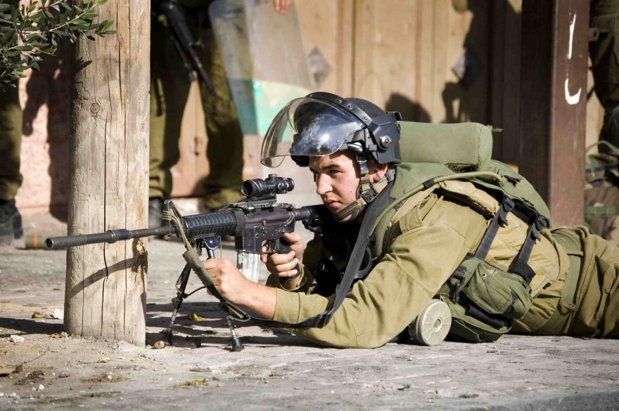 Na demonstracích zasahují i vojáci