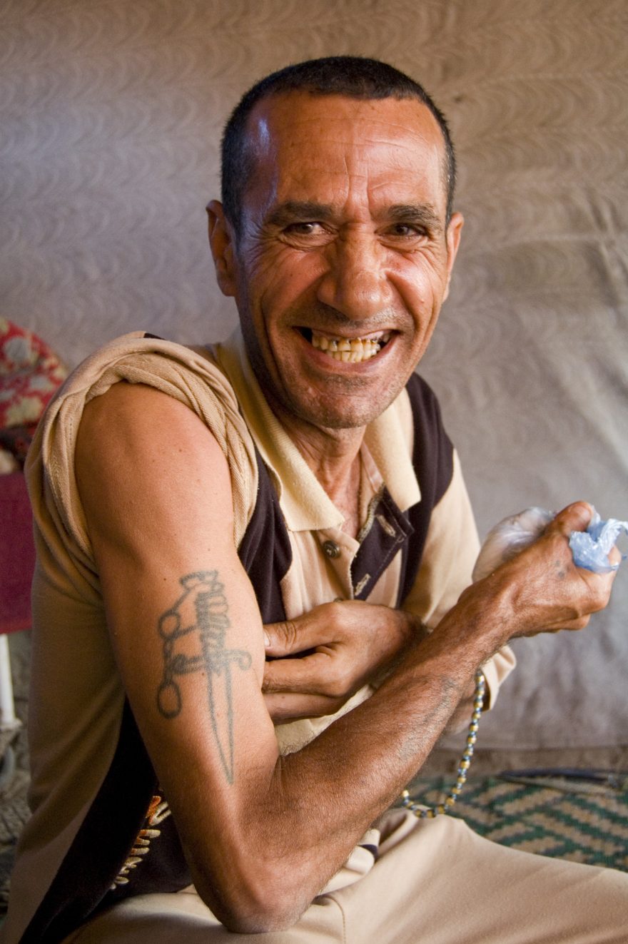 Muž předvádí své tetování