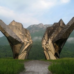 Betonový květ v podhůří Magliće, Tjentiště, Bosna a Hercegovina   Betonový květ v podhůří Magliće, Tjentiště, Bosna a Hercegovina   Betonový květ v podhůří Magliće, Tjentiště, Bosna a Hercegovina   
