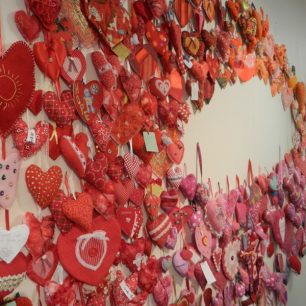 Sbírka srdíček, které posílal městu Christchurch celý Nový zéland