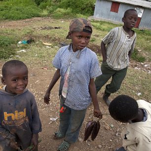 Mladý rybář z Kasarani se chlubí úlovkem