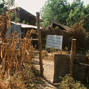 Hraniční přechod do Etiope, stodola v pozadí je pasové oddělení