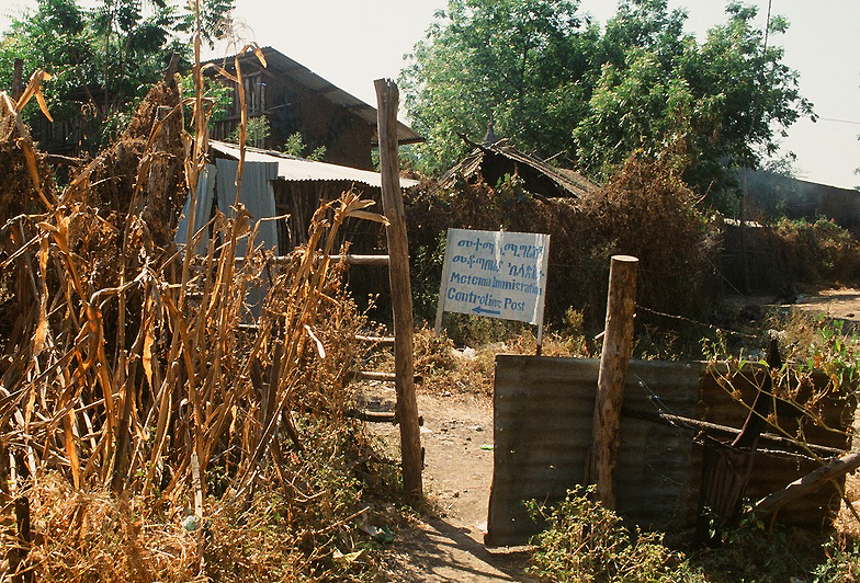 Hraniční přechod do Etiope, stodola v pozadí je pasové oddělení