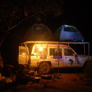 Keňa, kemp v savaně