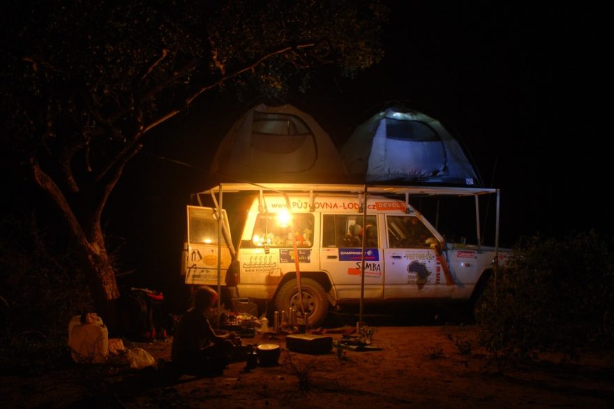 Keňa, kemp v savaně