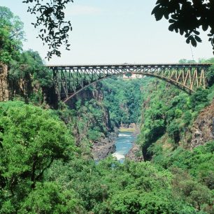 Zambie, železniční most z roku 1910 přes Zambezi