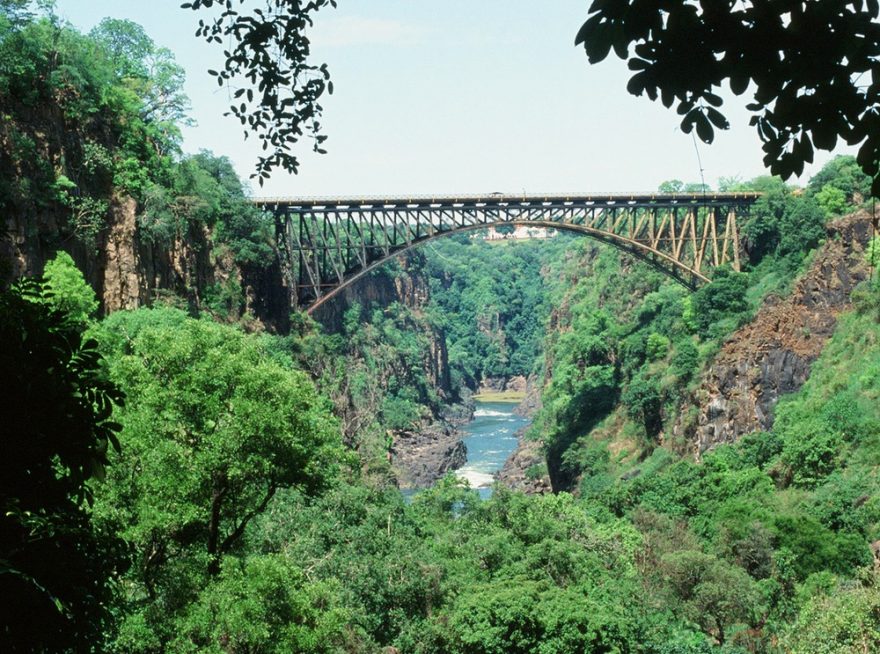Zambie, železniční most z roku 1910 přes Zambezi