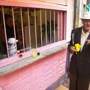 Jedno z mnoha soukromých okének v Havaně s kávou a malým občerstvením