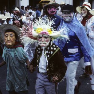 Masopustní masky během fiesty v Mexiku