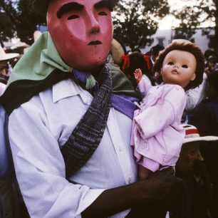 Barevné masky na festival v Mexiku