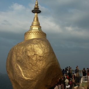 Významné poutní místo se nachází ve výšce asi 1000 m n. m., Myanma