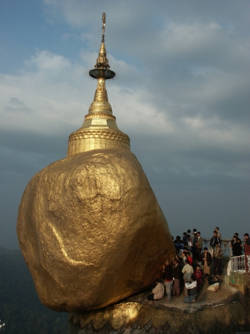 Významné poutní místo se nachází ve výšce asi 1000 m n. m., Myanma