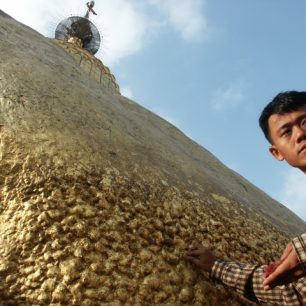 Kamene se mohou dotknout jen muži, ženy musí stát opodál, Maynma