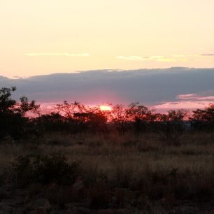 Západ slunce v buši rozbrečí i muže