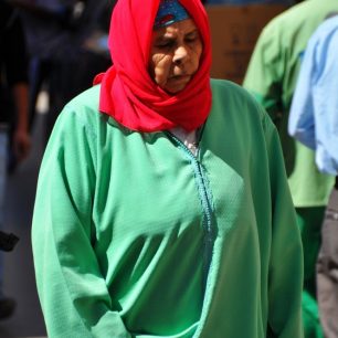 Paní oblečená v marockých barvách