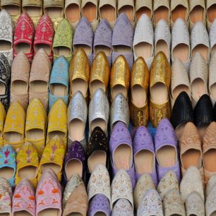 Typické papuče patří k vybavení Maročana