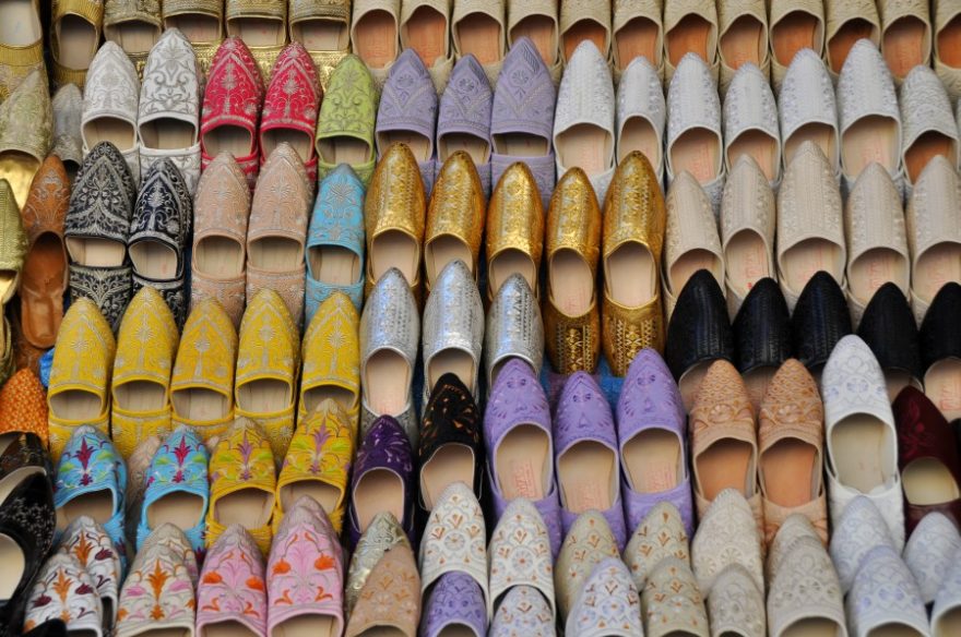 Typické papuče patří k vybavení Maročana