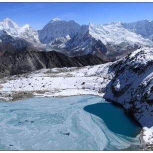 Pohled ze sedla Kongma La (5535 m.n.m.), Nepál