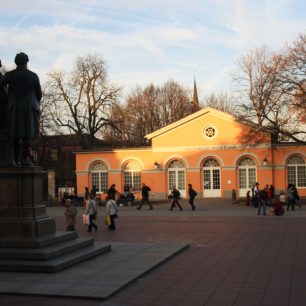 Podvečer na Theaterplatz