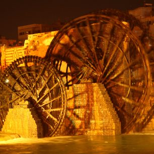 Romantický pohled na norie v noci