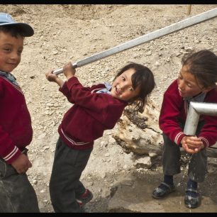 Vždy veselí školáci v povinných uniformách