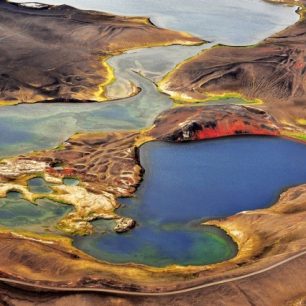 Neobvyklé barvy krajiny jsou pro Island typické. Stejně jako vulkány a obrovská pohoří, Island