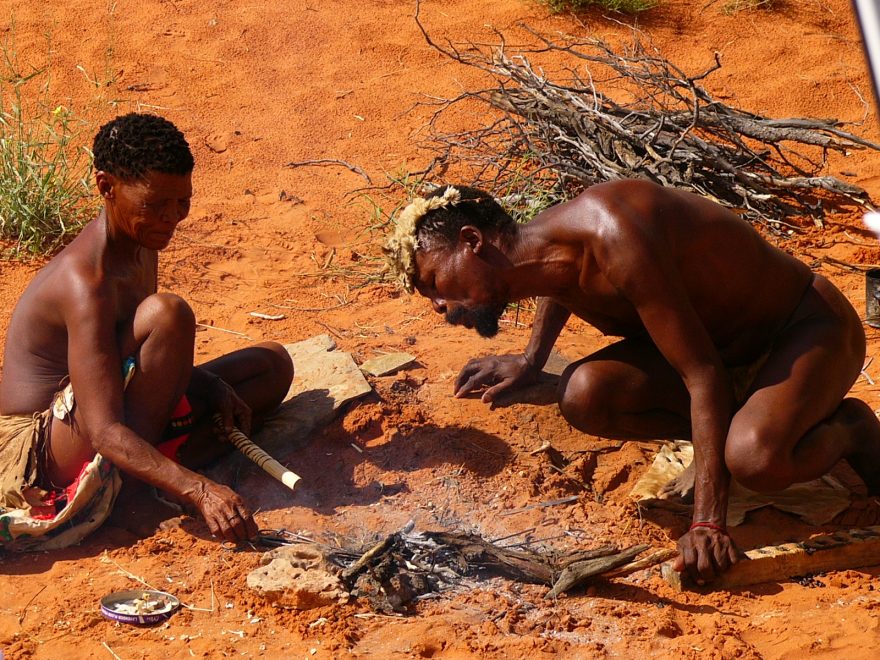 Křováci patří k tradičním obyvatelům Kalahari. Po staletí to byli věhlasní stopaři zvěře,lovci a kočovníci. Moderní svět je dnes staví do role spodiny společnosti bez možnosti žít životě, na který byli zvyklí.
