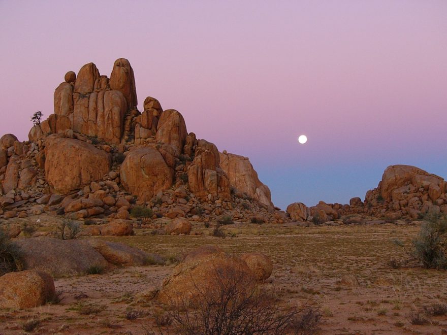 Kterýkoliv úsek cesty třeba i tou nejbezejmenější namibijskou krajinou dokáže překvapit nečekanou podívanou. 