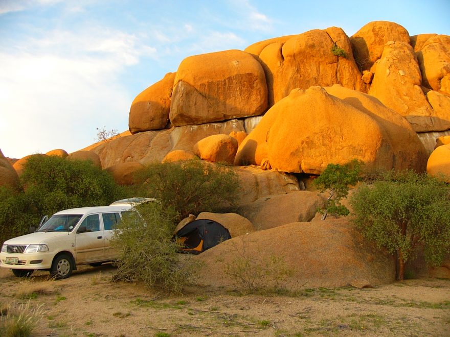 Oblast kolem hory Spitzkoppe je opravdovým rájem táborníků, tuláků a horolezců. Stovky různě velkých balvanů, skalek a špic z tvrdého granitu poskytuje bezvadný lezecký terén. 