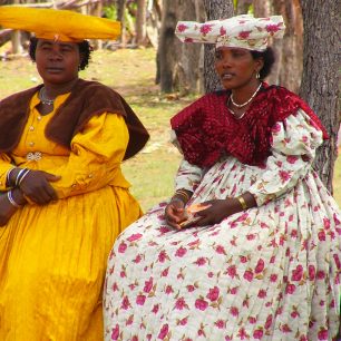 Hererové přišli na území dnešní Namibie v polovině 16.století. Hererské ženy se zhlédly ve viktoriánských šatech bílých kolonistek.
