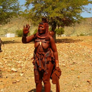 Řeka Kunene je životodárnou tepnou oblasti zvané Kaokoland, která je domovinou kmene Himbů. 