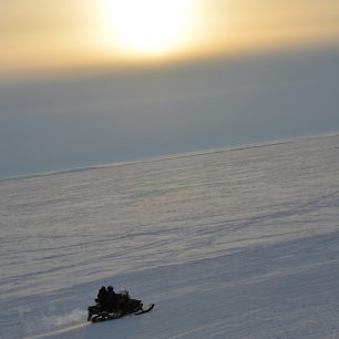 Častým darem od státu jsou sněžné skútry.