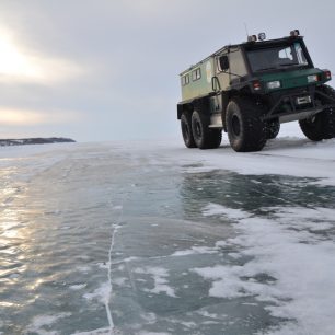 V zimě se do osad jezdí po zamrzlých tocích auty a speciálně upravenými transportéry