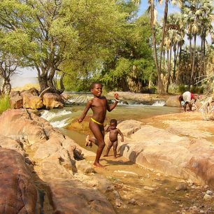 V tůních Kunene dovádějí domorodé děti