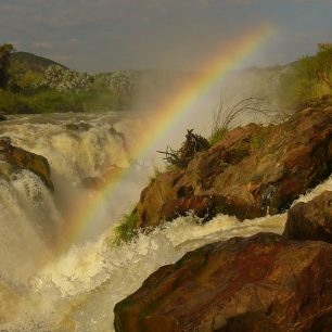 Divoká a krásná řeka Kunene, tvořící část státní hranice, je doslova vodním rájem, skýtajícím balzám pro oči i znavené tělo.
