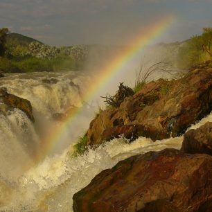 Divoká a krásná řeka Kunene, tvořící část státní hranice, je doslova vodním rájem, skýtajícím balzám pro oči i znavené tělo.