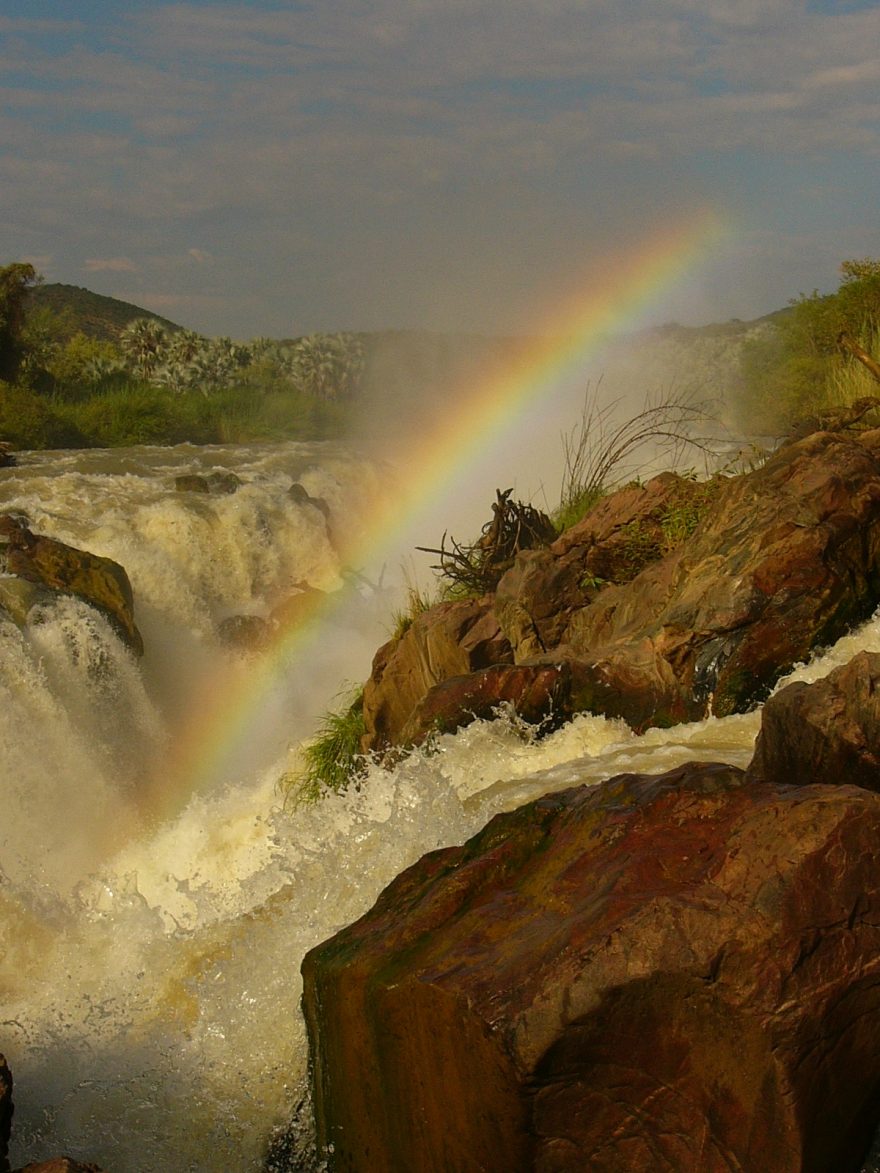Divoká a krásná řeka Kunene, tvořící část státní hranice, je doslova vodním rájem, skýtajícím balzám pro oči i znavené tělo.