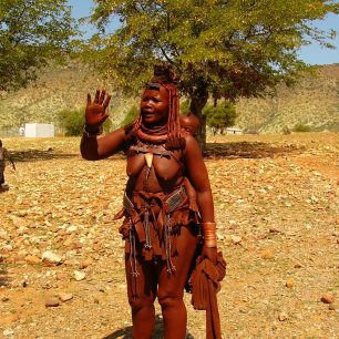 Vdané ženy kmene Himbů mají dredovité paruky ozdobeny na temeni korunkou vytvořenou rovněž z kozí kůže.