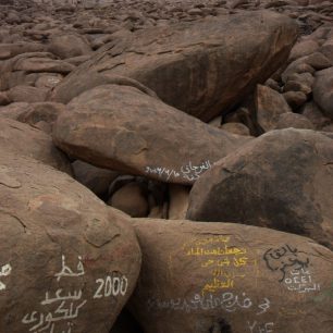  Celý masiv Al Uweinat je poskládán z obrovských balvanů oblých tvarů