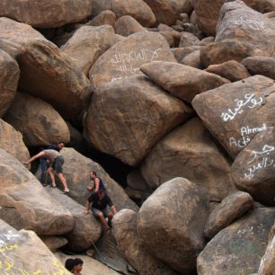 Cesta ke studni ukryté v hoře