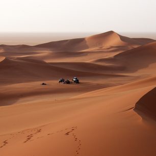 V poušti vpadají terénní vozy ajko hračky