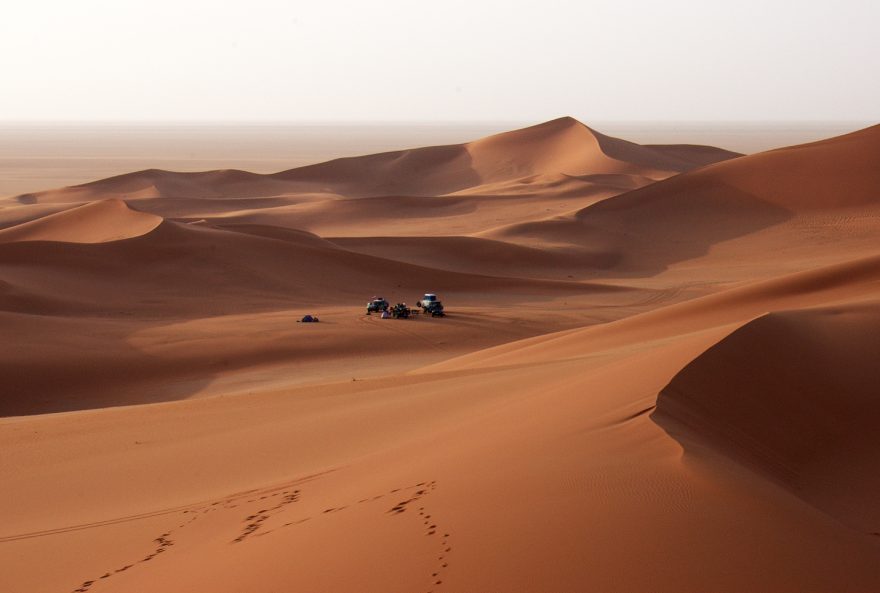 V poušti vpadají terénní vozy ajko hračky