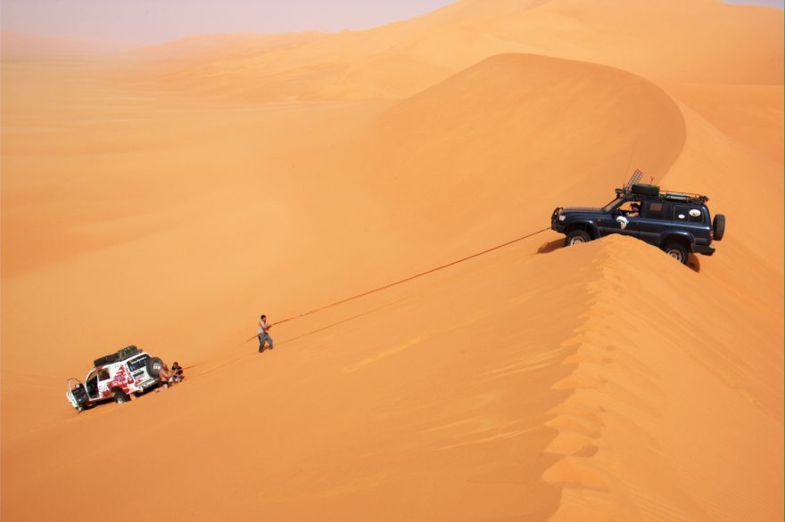 Na Saharu se lze vydat jen se spolehlivými kamarády a dokonale připravenými vozy