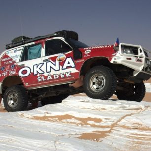 Náš automobil na křídových usazeninách