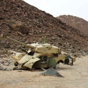 Libyjská poušť je poznamenána válkou